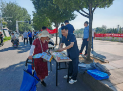 <b>向过往群众普及《中华人平易近国消费者权益保</b>